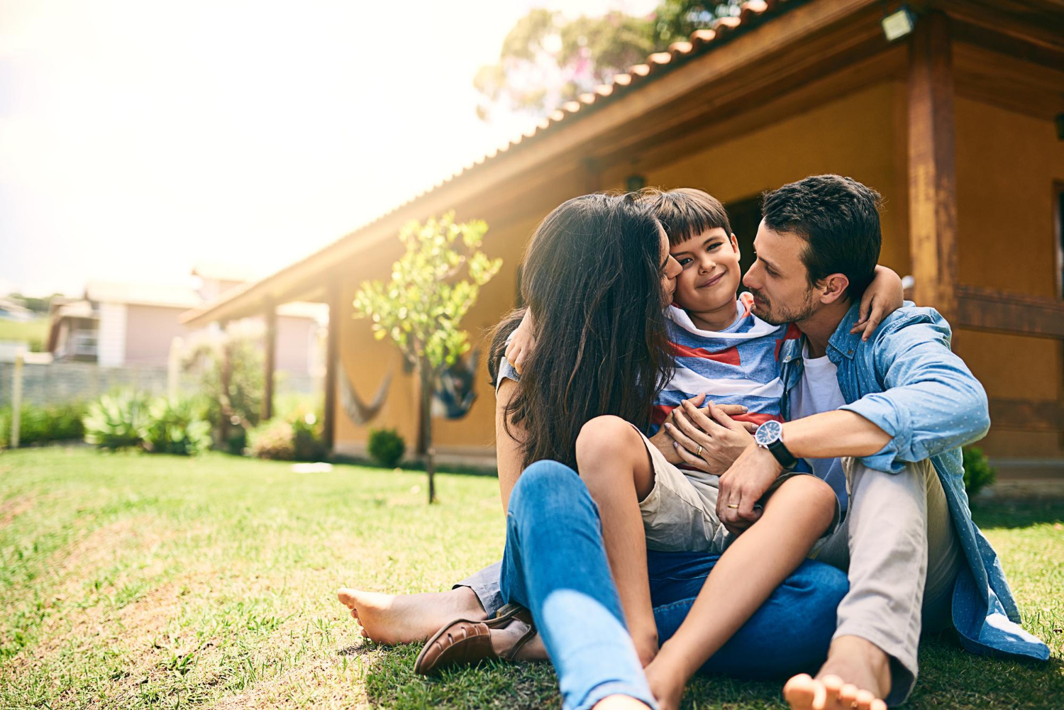 Familia latina protegida y sonriente en su hogar