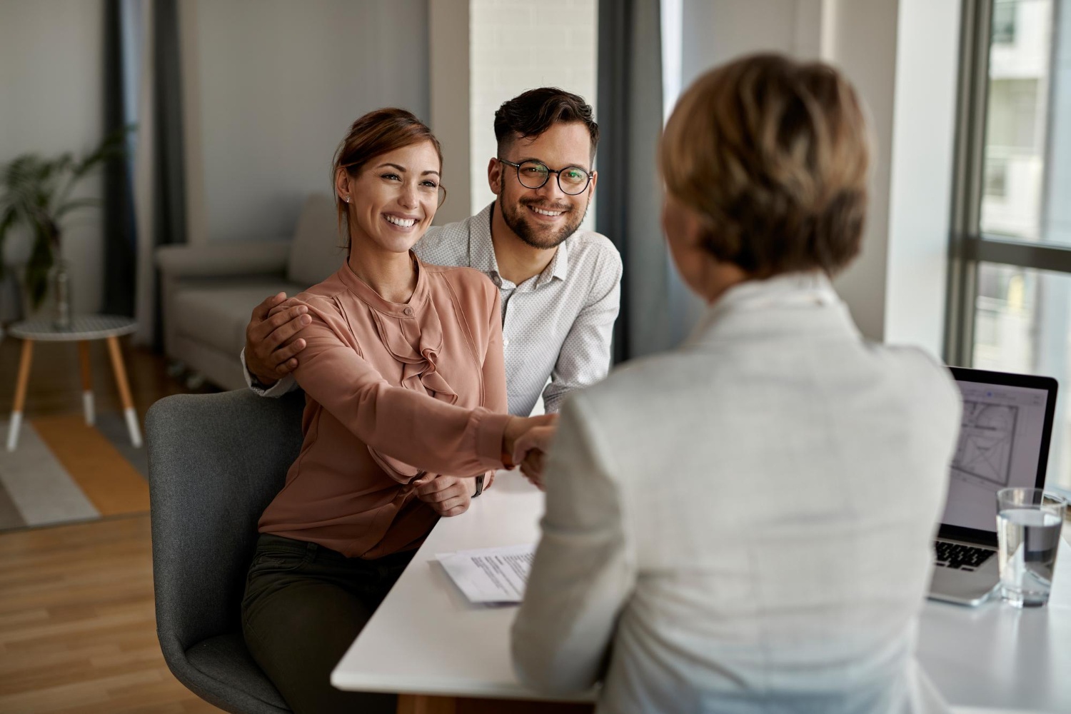 Asesor de seguros latino atendiendo a un cliente