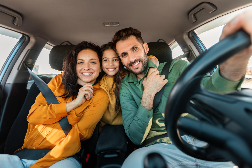 Pareja latina feliz viajando en auto