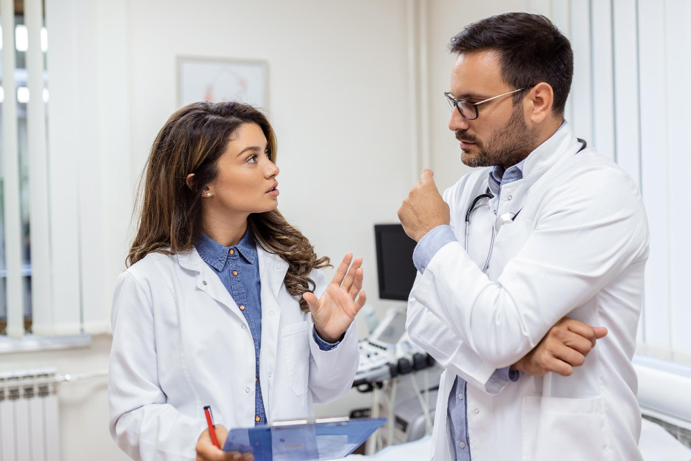 Doctora latina atendiendo a un paciente