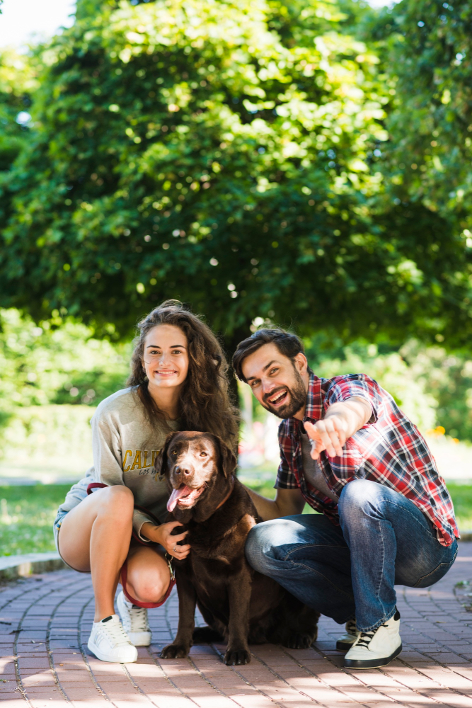 Familia latina feliz con su perro y gato