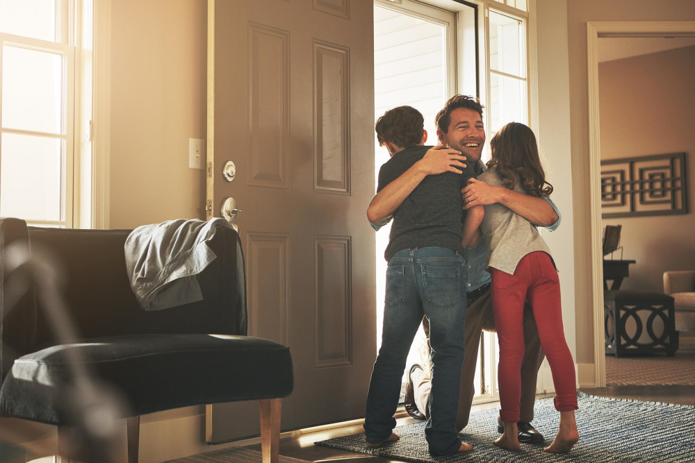 Familia latina unida en casa